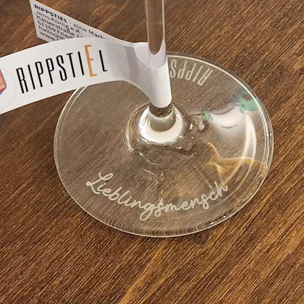 Geripptes Rippstiel Weinglas für Apfelwein – mit individueller Boden‑Gravur